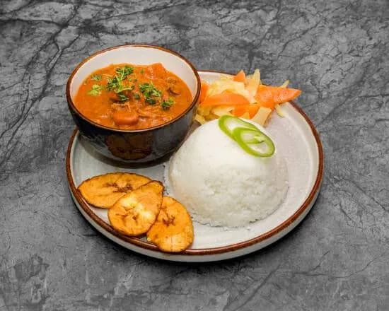 West-Afrikaanse lamsschotel met rijst, gebakken banaan en salade